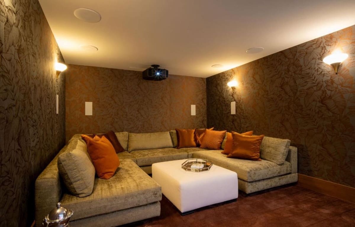 8 bedroom Villa for sale in Benahavis with pool garage - € 10,900,000 (Ref: 8393301)