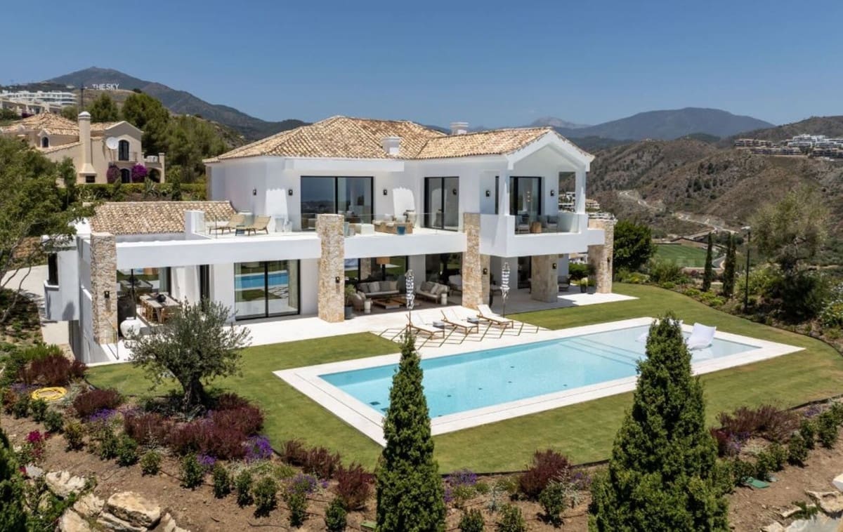 8 bedroom Villa for sale in Benahavis with pool garage - € 10,900,000 (Ref: 8393301)