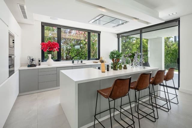 4 sypialnia Willa na sprzedaż w Marbella z basenem garażem - 4 950 000 € (Ref: 8402499)