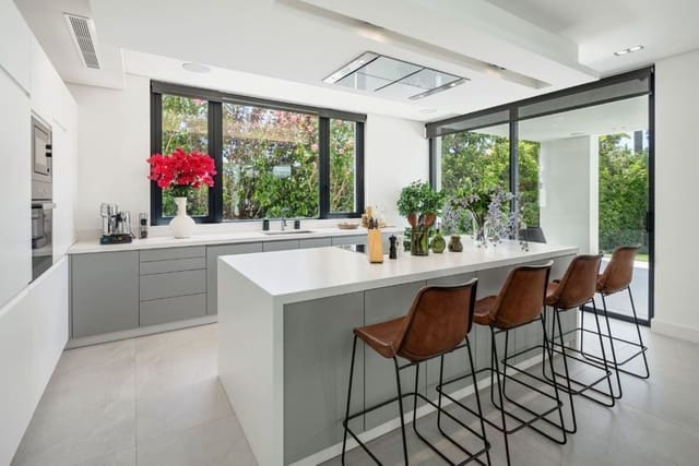 4 sypialnia Willa na sprzedaż w Marbella z basenem garażem - 4 950 000 € (Ref: 8402499)