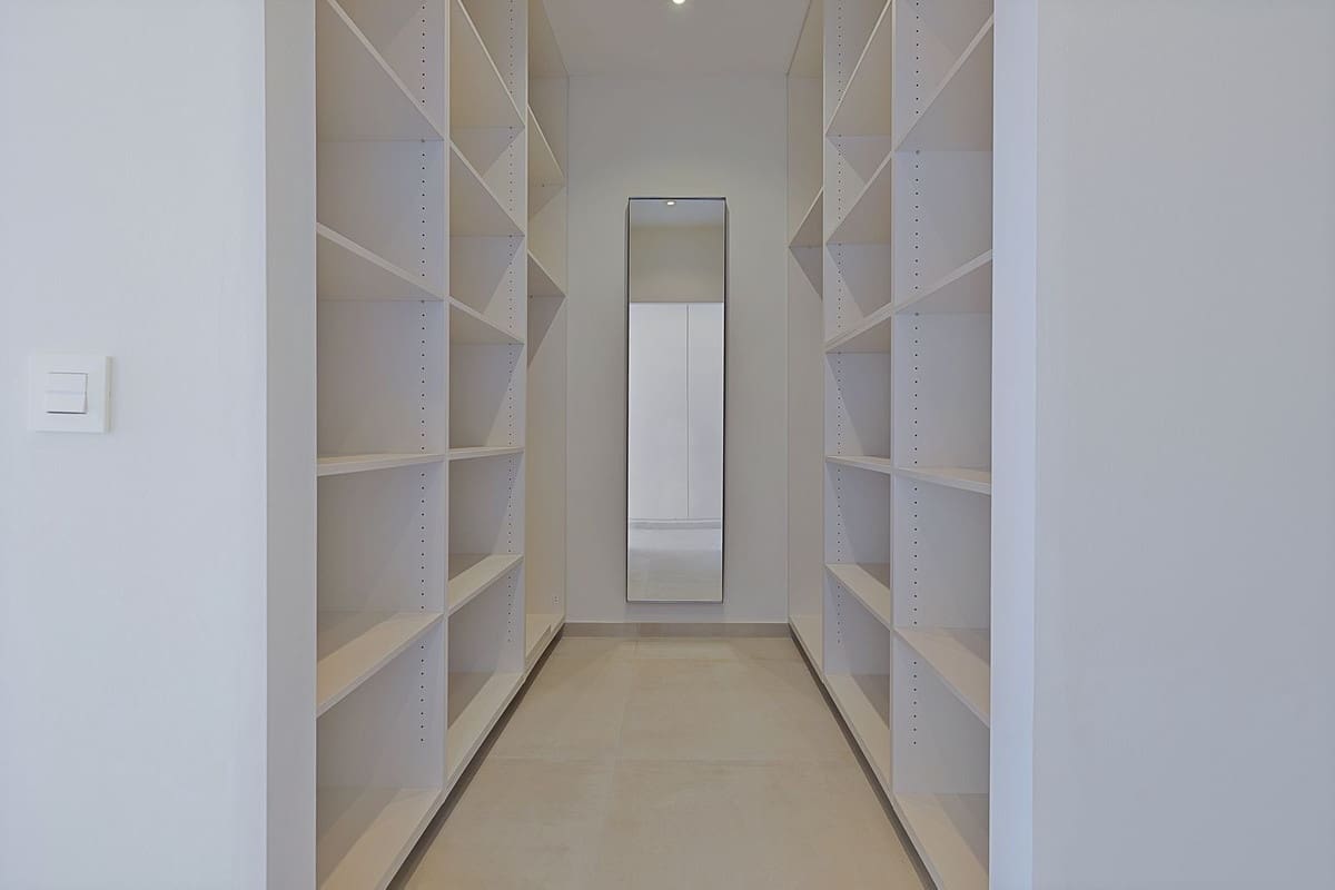 5 bedroom Villa for sale in Benahavis with pool garage - € 3,195,000 (Ref: 8402500)