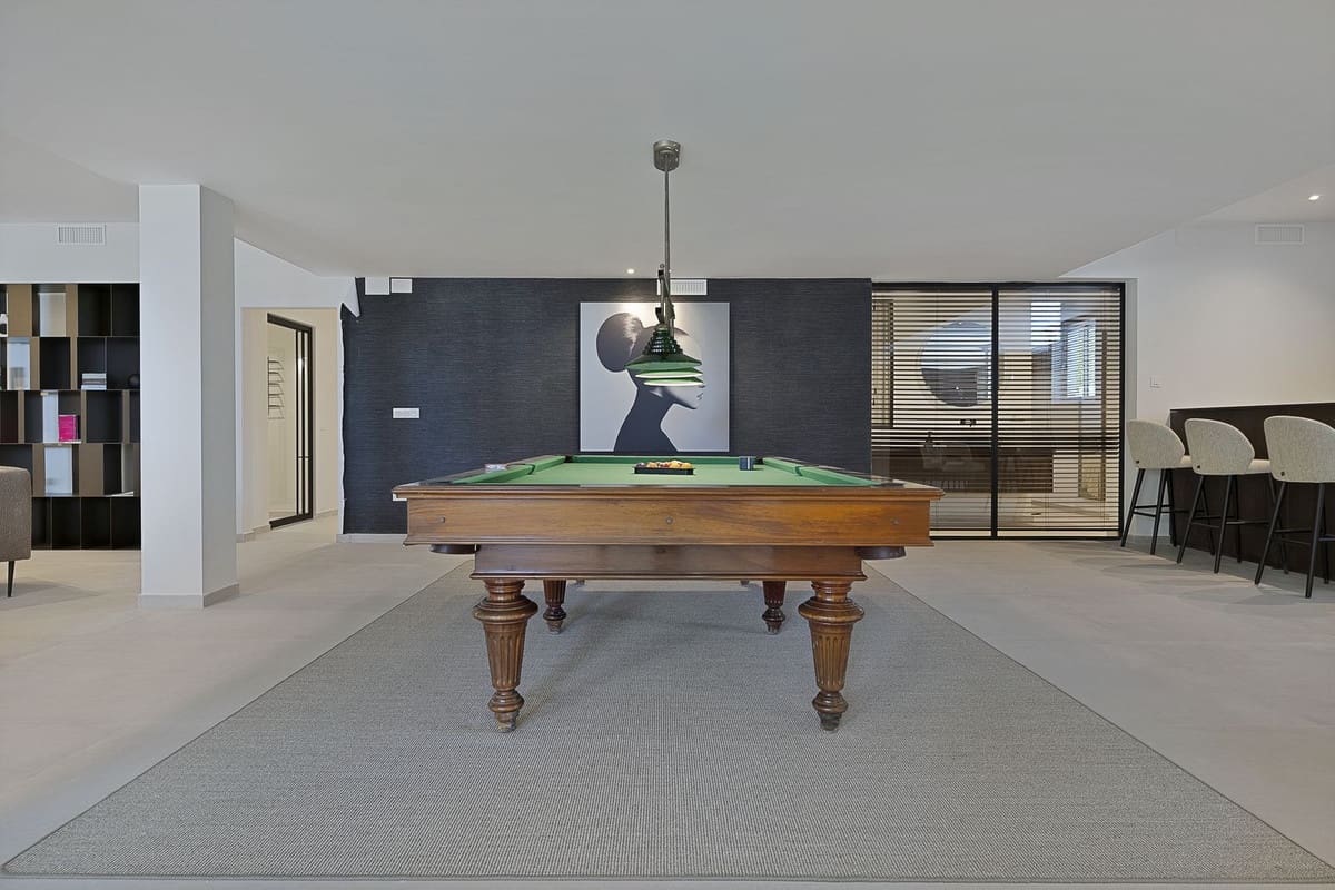 5 bedroom Villa for sale in Benahavis with pool garage - € 3,195,000 (Ref: 8402500)