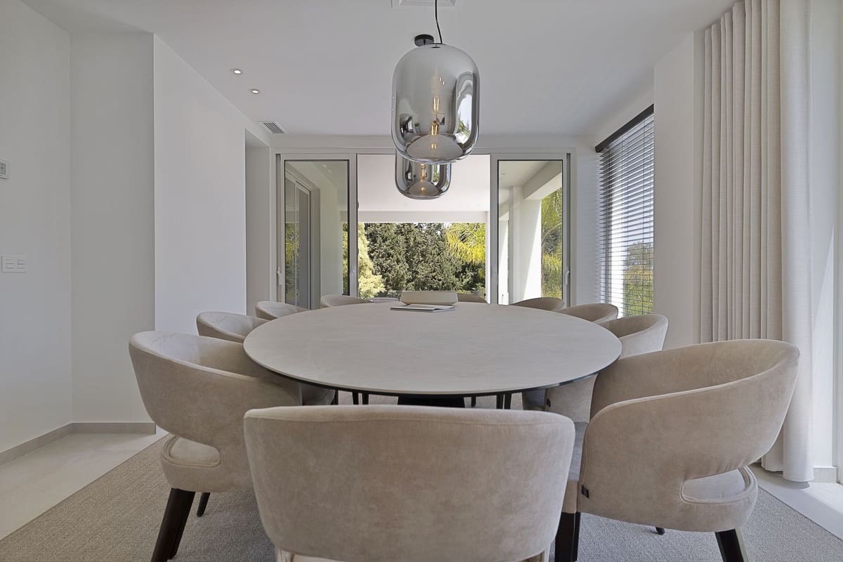 5 bedroom Villa for sale in Benahavis with pool garage - € 3,195,000 (Ref: 8402500)