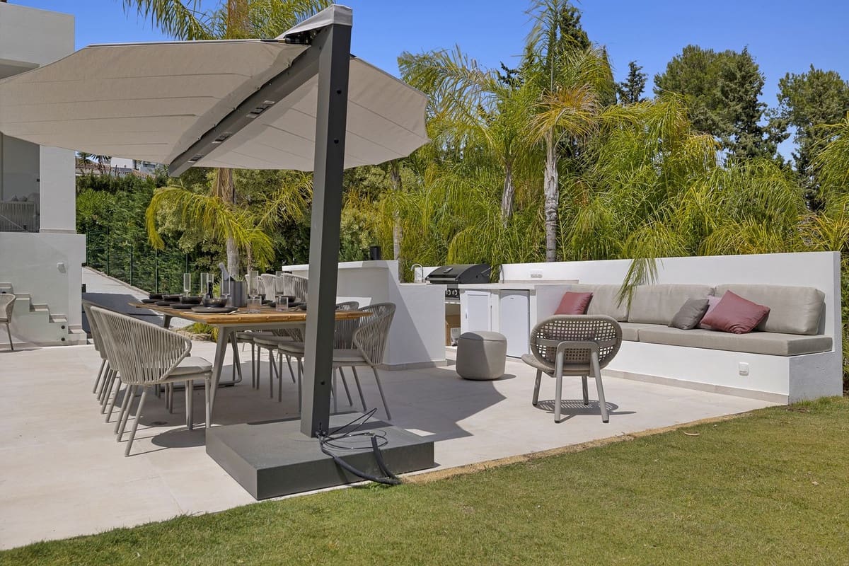 5 bedroom Villa for sale in Benahavis with pool garage - € 3,195,000 (Ref: 8402500)