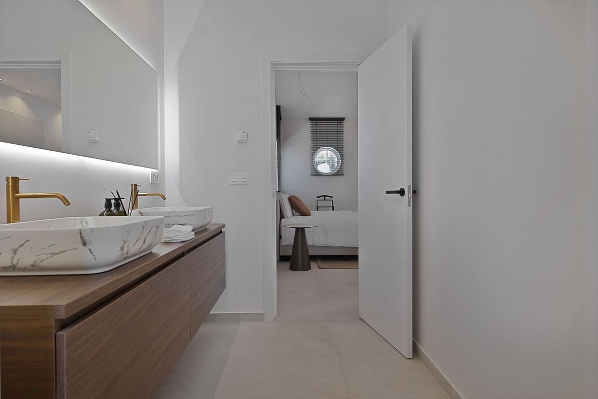 5 bedroom Villa for sale in Benahavis with pool garage - € 3,195,000 (Ref: 8402500)