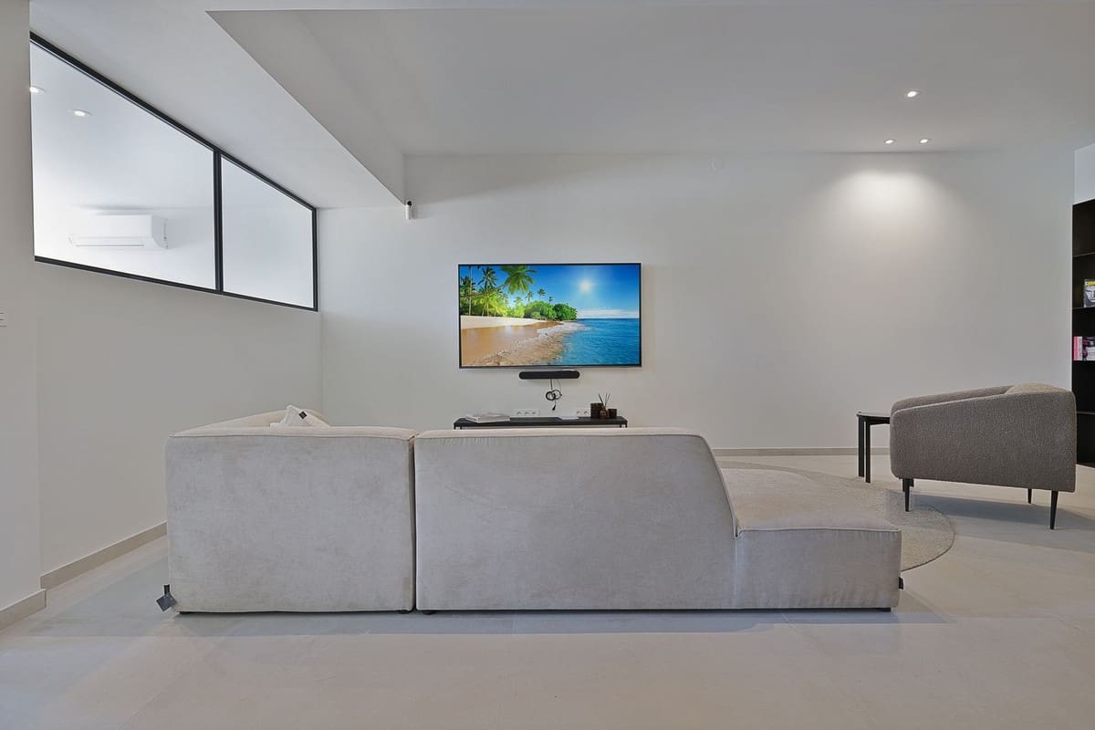 5 bedroom Villa for sale in Benahavis with pool garage - € 3,195,000 (Ref: 8402500)