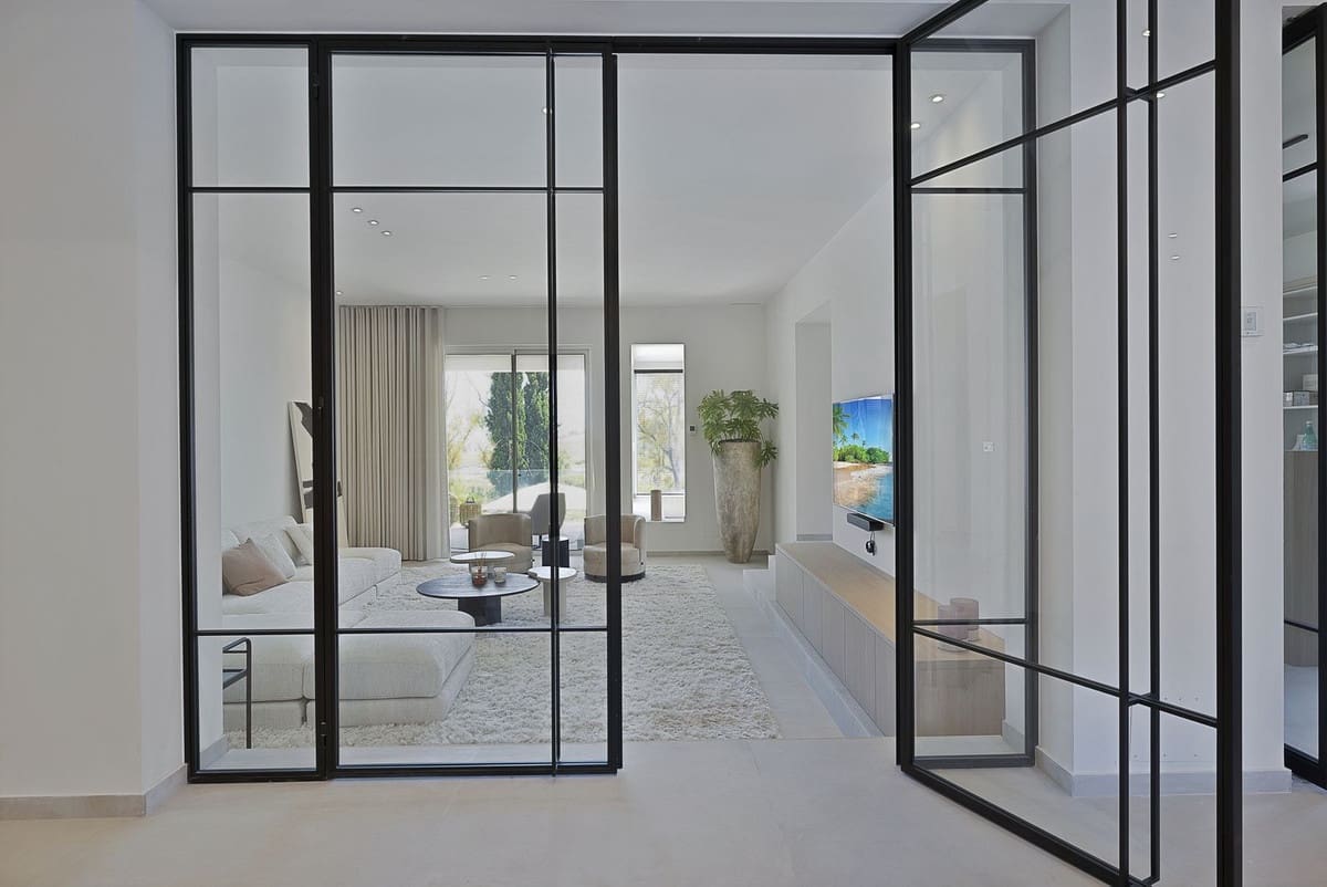 5 bedroom Villa for sale in Benahavis with pool garage - € 3,195,000 (Ref: 8402500)