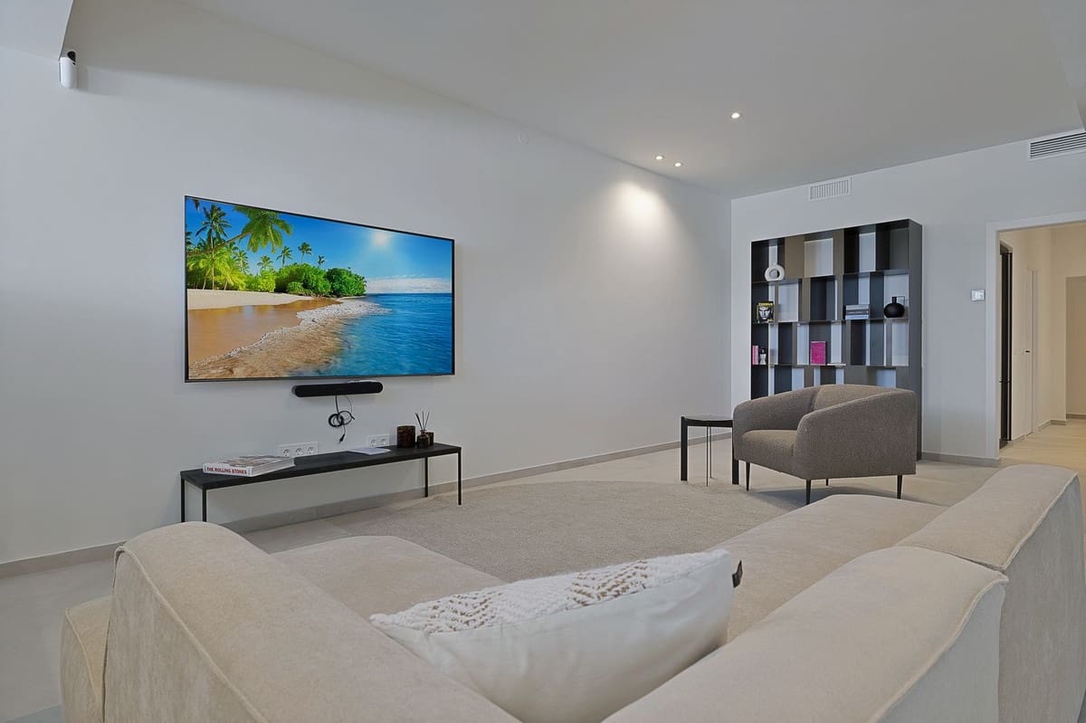 5 bedroom Villa for sale in Benahavis with pool garage - € 3,195,000 (Ref: 8402500)