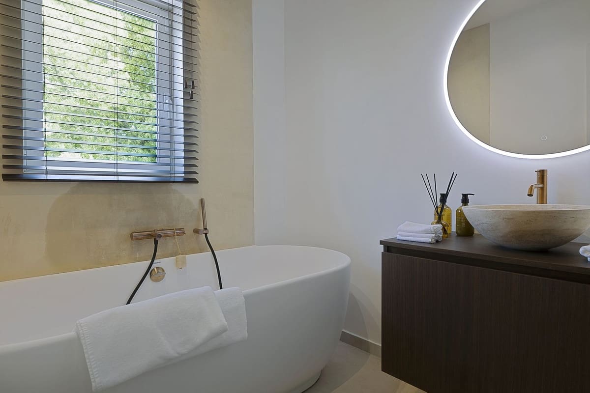 5 bedroom Villa for sale in Benahavis with pool garage - € 3,195,000 (Ref: 8402500)