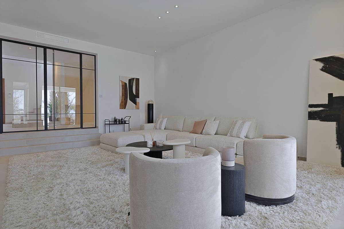 5 bedroom Villa for sale in Benahavis with pool garage - € 3,195,000 (Ref: 8402500)