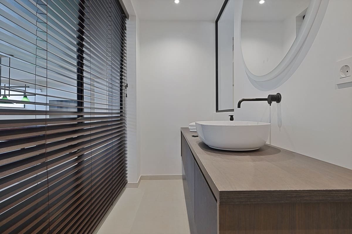 5 bedroom Villa for sale in Benahavis with pool garage - € 3,195,000 (Ref: 8402500)