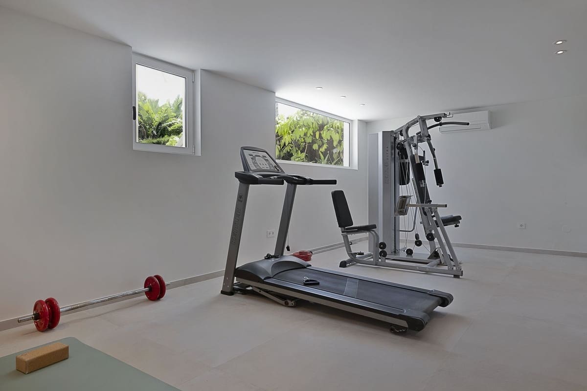 5 bedroom Villa for sale in Benahavis with pool garage - € 3,195,000 (Ref: 8402500)