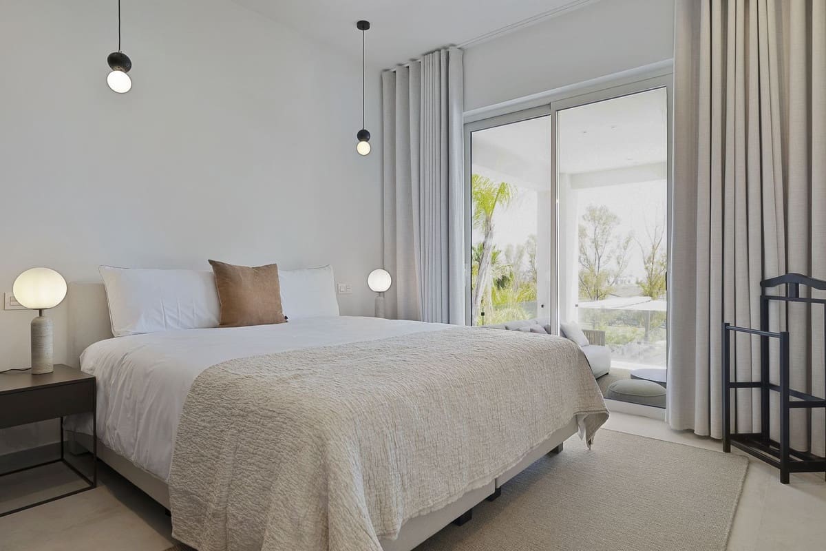 5 bedroom Villa for sale in Benahavis with pool garage - € 3,195,000 (Ref: 8402500)