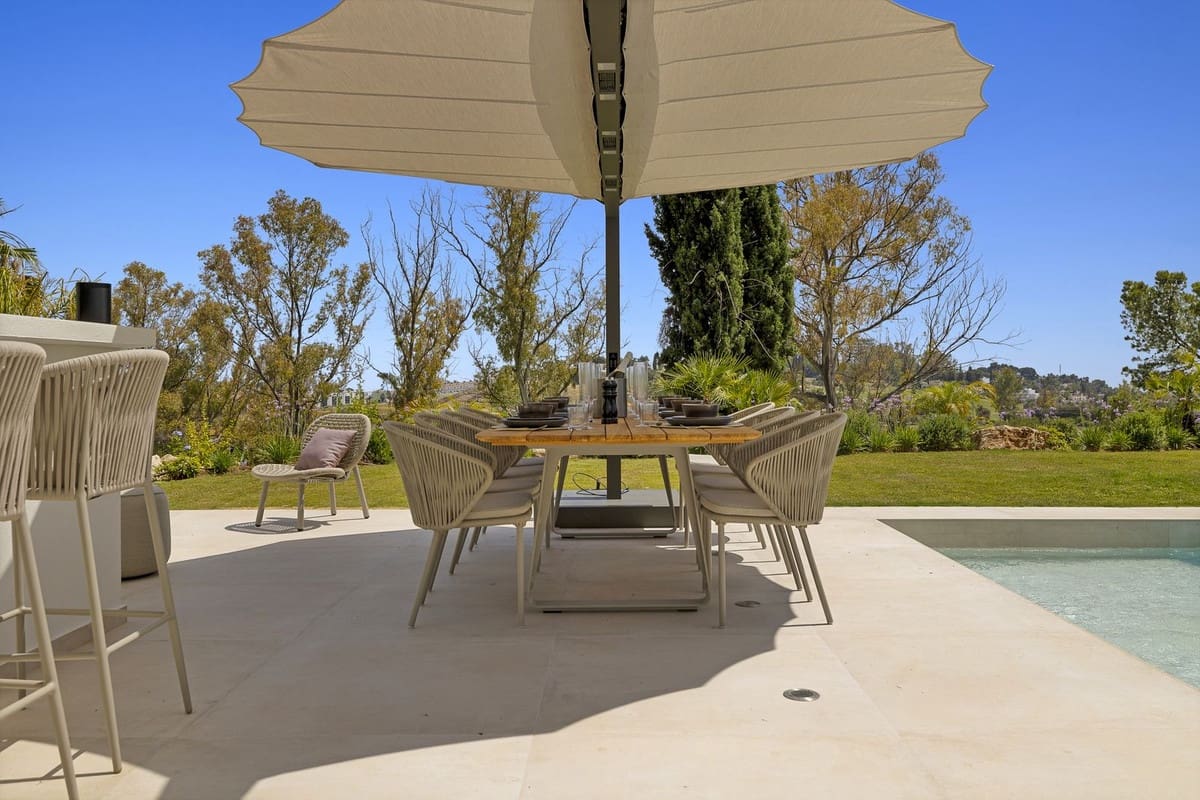 5 bedroom Villa for sale in Benahavis with pool garage - € 3,195,000 (Ref: 8402500)