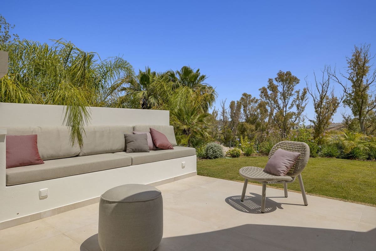 5 bedroom Villa for sale in Benahavis with pool garage - € 3,195,000 (Ref: 8402500)