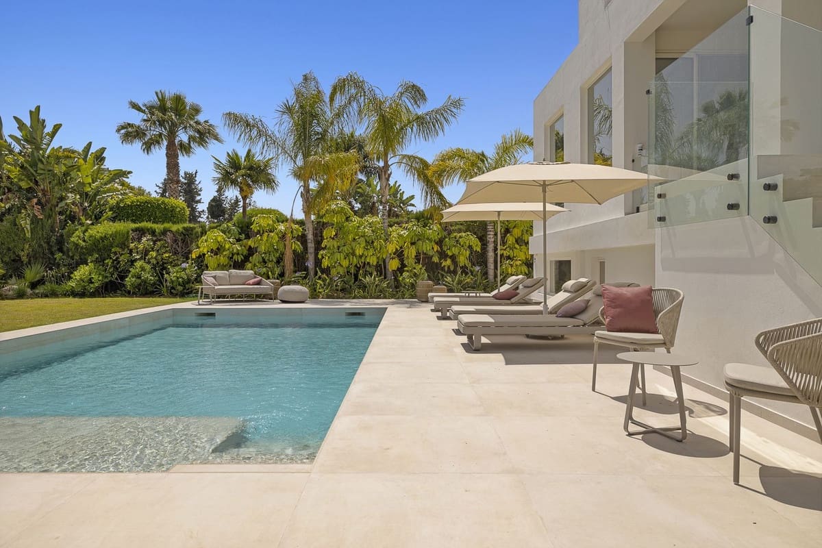 5 bedroom Villa for sale in Benahavis with pool garage - € 3,195,000 (Ref: 8402500)