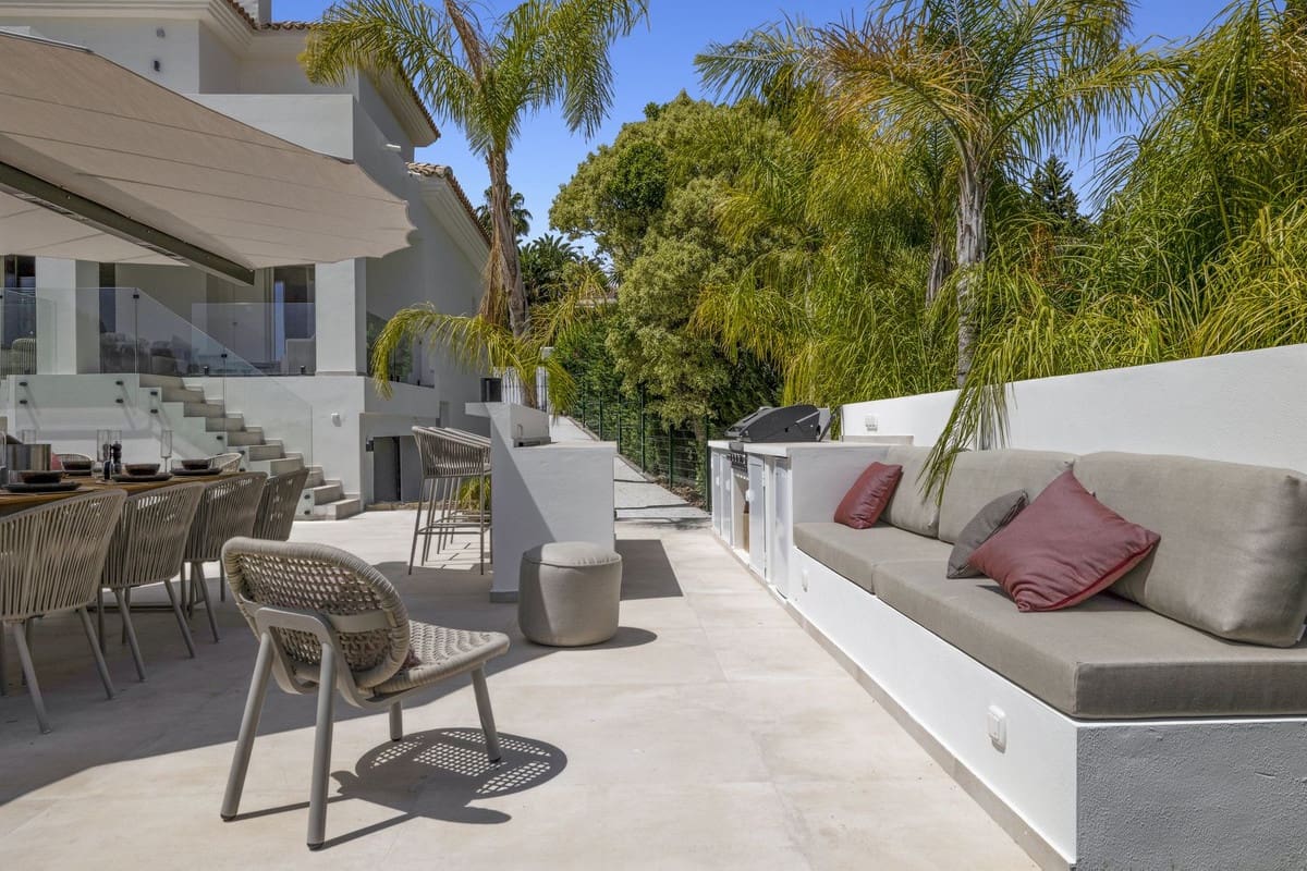 5 bedroom Villa for sale in Benahavis with pool garage - € 3,195,000 (Ref: 8402500)