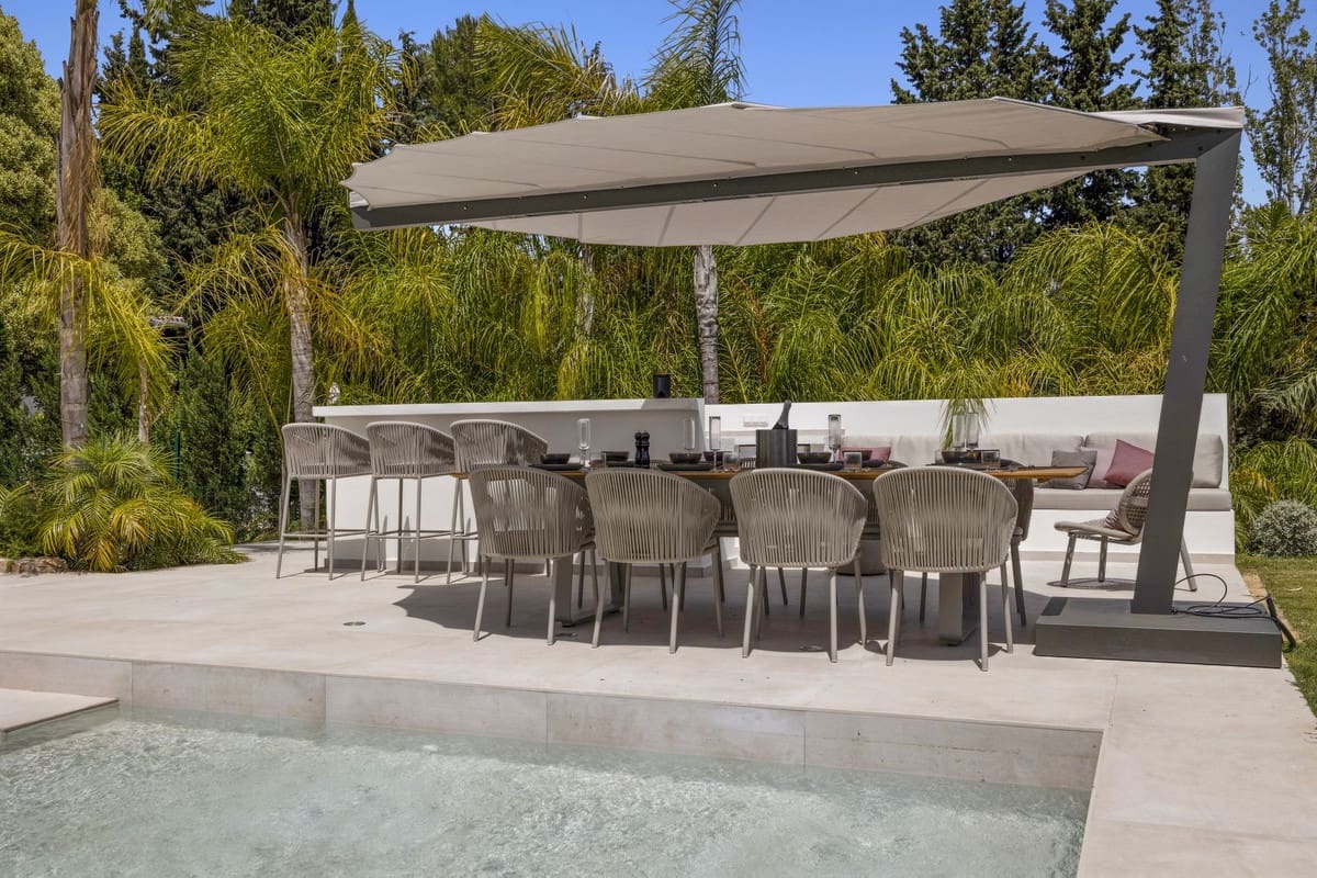 5 bedroom Villa for sale in Benahavis with pool garage - € 3,195,000 (Ref: 8402500)