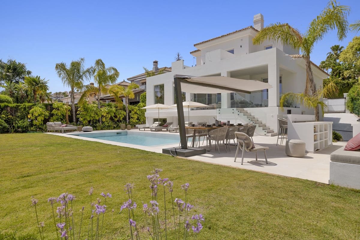 5 bedroom Villa for sale in Benahavis with pool garage - € 3,195,000 (Ref: 8402500)