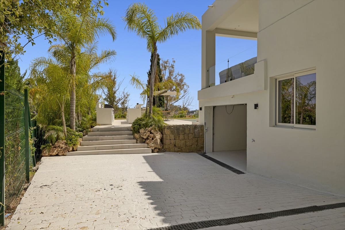 5 bedroom Villa for sale in Benahavis with pool garage - € 3,195,000 (Ref: 8402500)