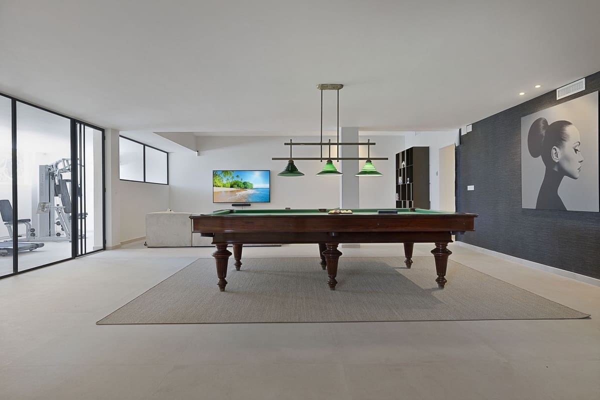 5 bedroom Villa for sale in Benahavis with pool garage - € 3,195,000 (Ref: 8402500)