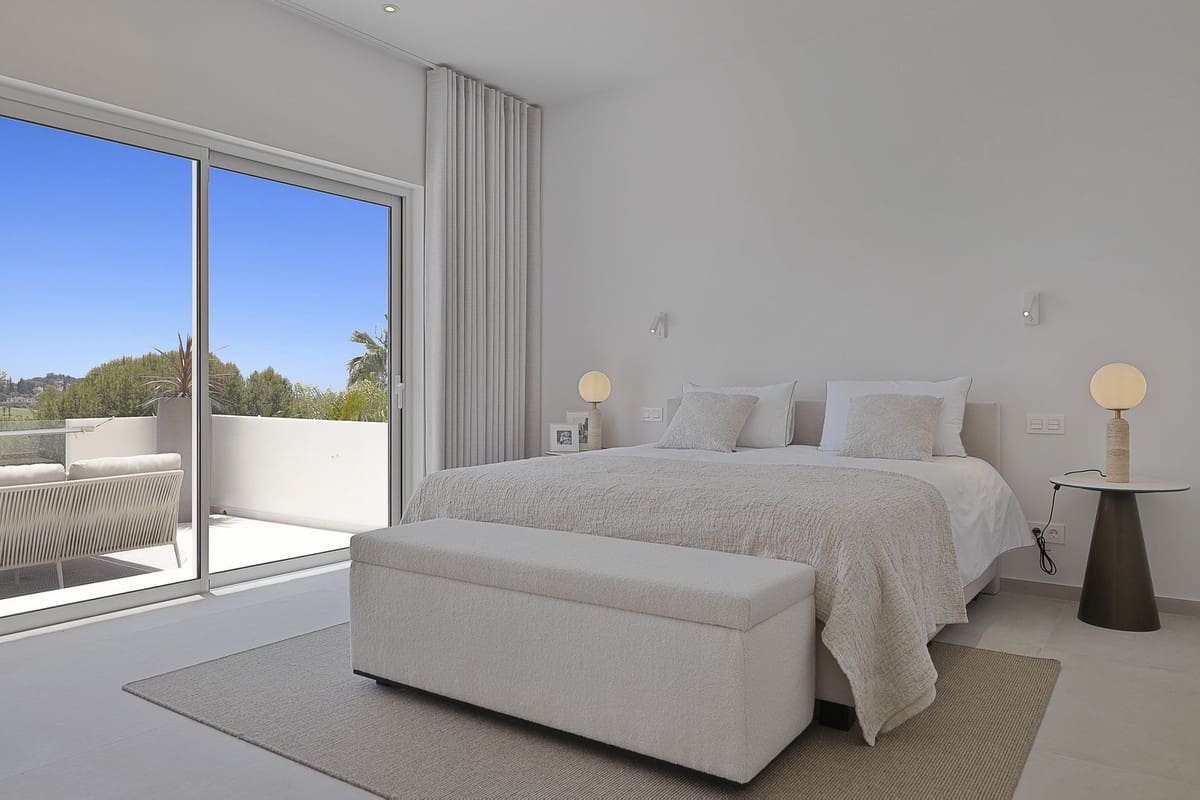 5 bedroom Villa for sale in Benahavis with pool garage - € 3,195,000 (Ref: 8402500)