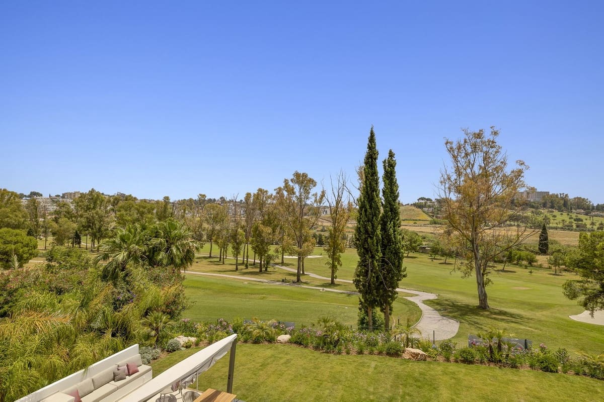 5 bedroom Villa for sale in Benahavis with pool garage - € 3,195,000 (Ref: 8402500)
