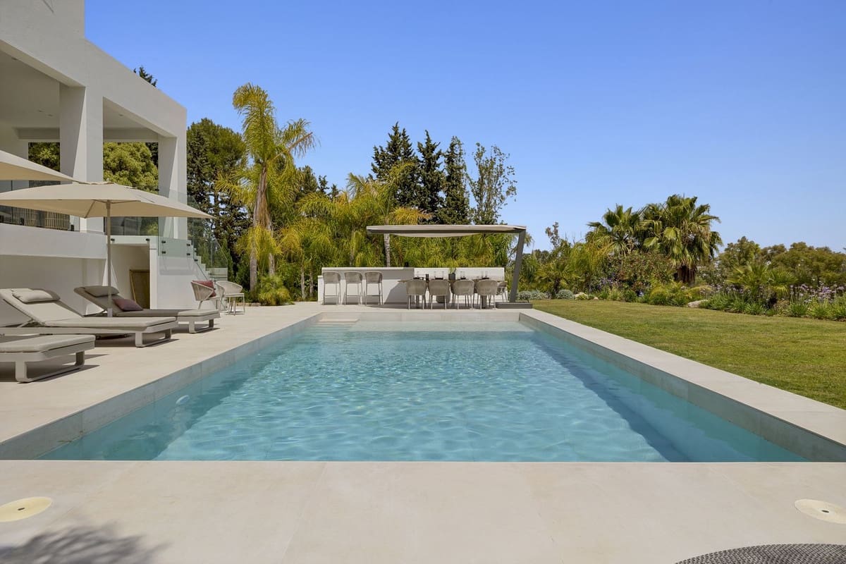 5 bedroom Villa for sale in Benahavis with pool garage - € 3,195,000 (Ref: 8402500)