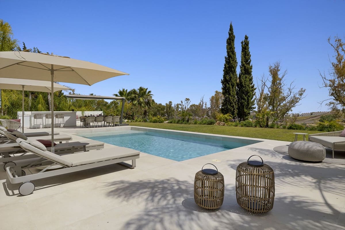 5 bedroom Villa for sale in Benahavis with pool garage - € 3,195,000 (Ref: 8402500)