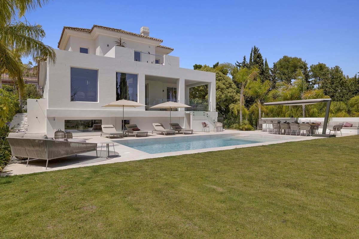 5 bedroom Villa for sale in Benahavis with pool garage - € 3,195,000 (Ref: 8402500)