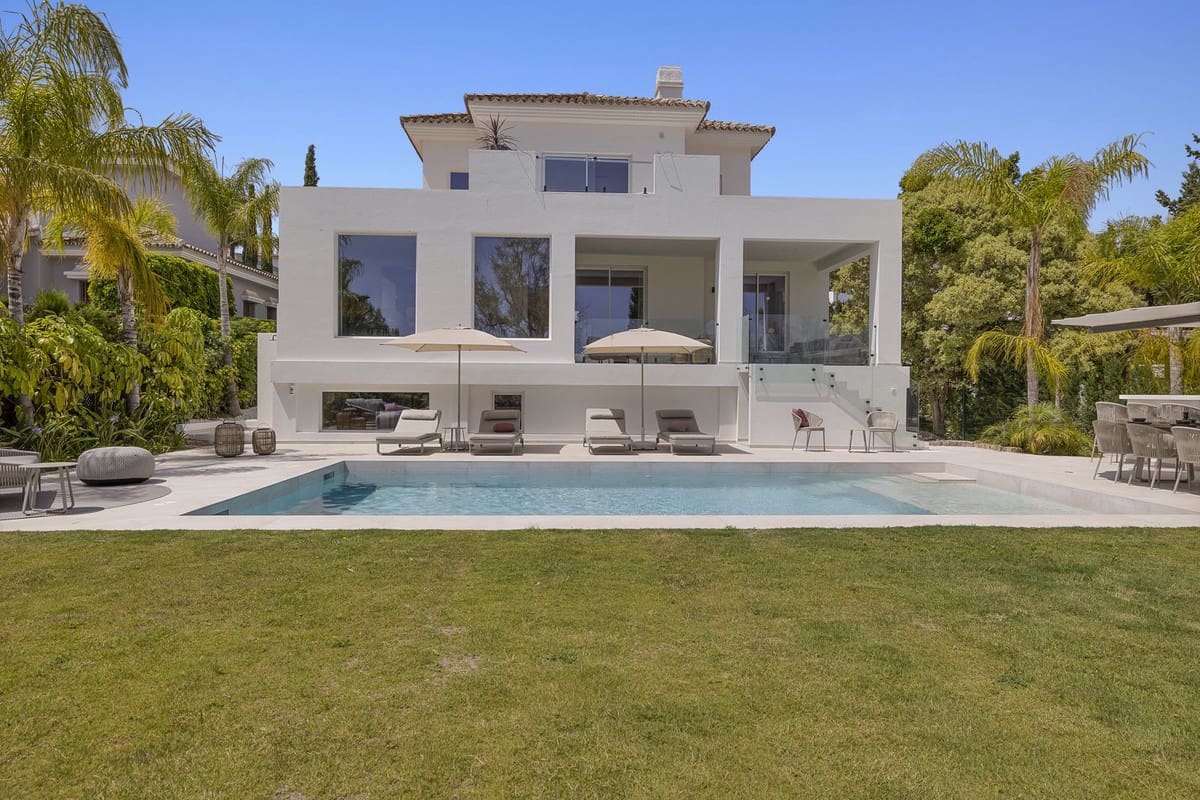 5 bedroom Villa for sale in Benahavis with pool garage - € 3,195,000 (Ref: 8402500)