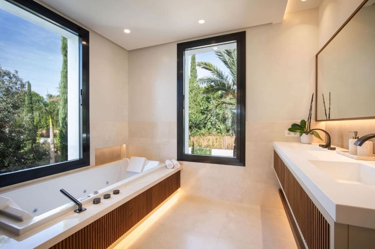 5 bedroom Villa for sale in Golden Mile with pool garage - € 12,950,000 (Ref: 8404272)