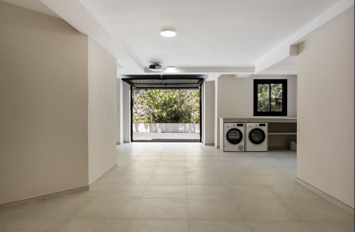 6 bedroom Villa for sale in Benahavis with pool garage - € 3,390,000 (Ref: 8404420)