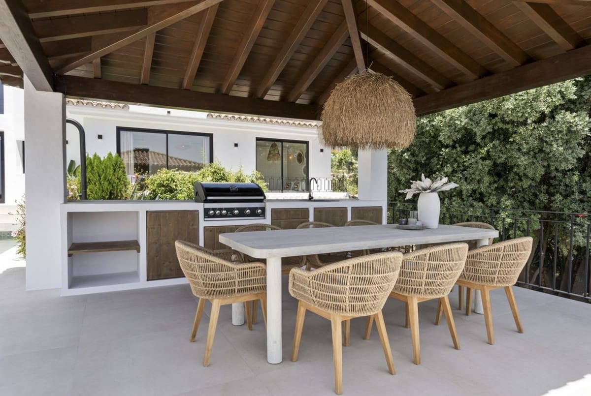 6 bedroom Villa for sale in Benahavis with pool garage - € 3,390,000 (Ref: 8404420)