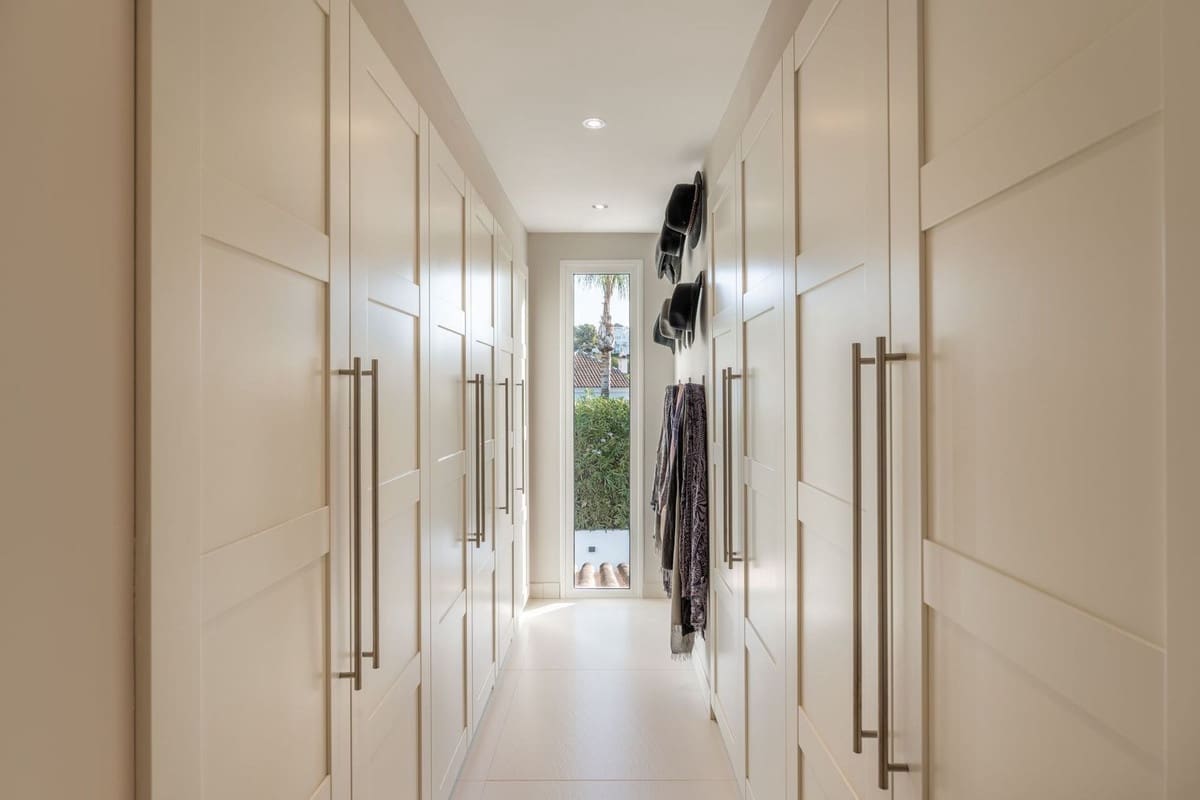 4 bedroom Villa for sale in Nueva Andalucia with pool garage - € 2,350,000 (Ref: 8410689)