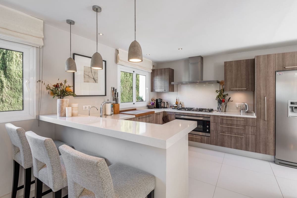 4 bedroom Villa for sale in Nueva Andalucia with pool garage - € 2,350,000 (Ref: 8410689)