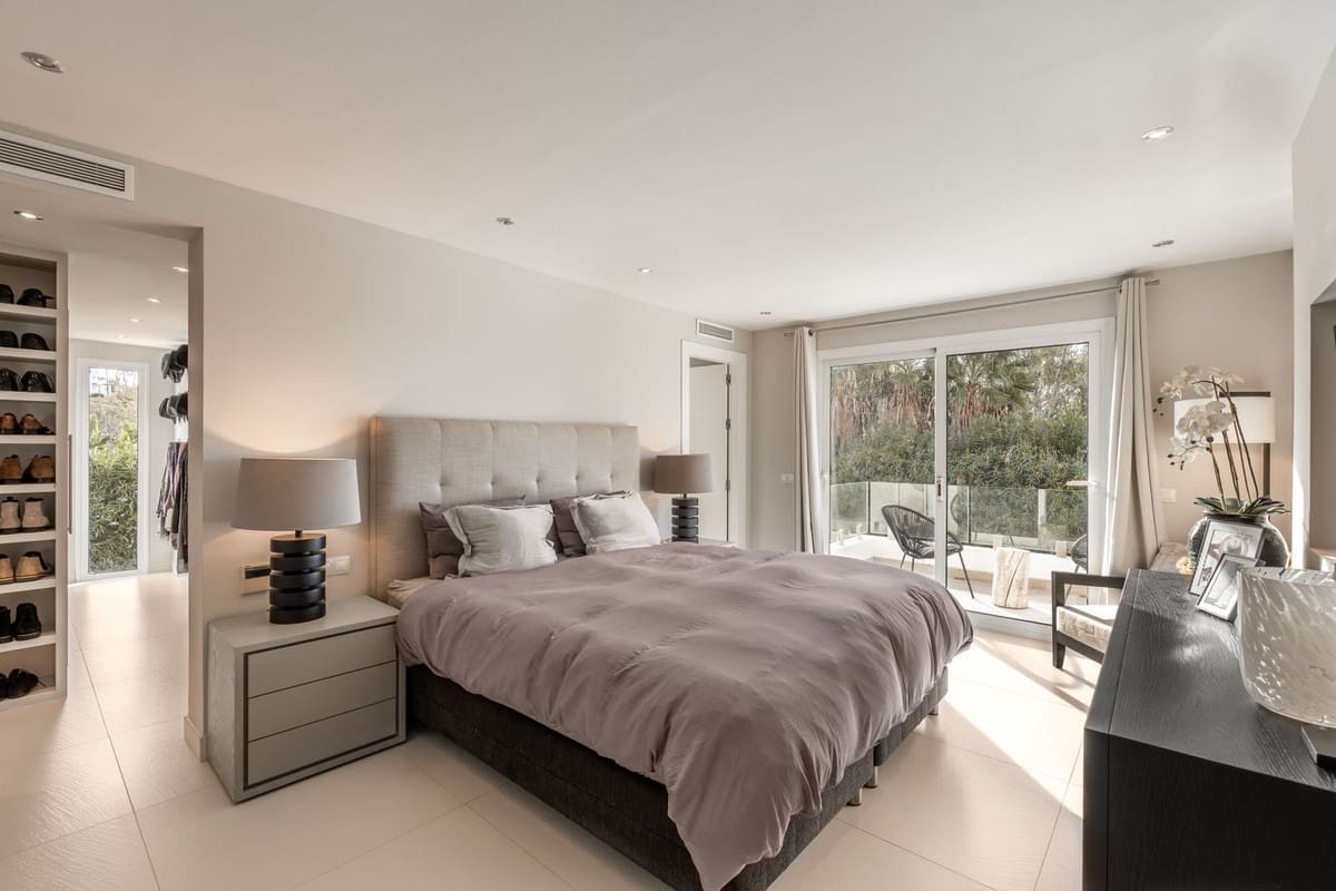 4 bedroom Villa for sale in Nueva Andalucia with pool garage - € 2,350,000 (Ref: 8410689)