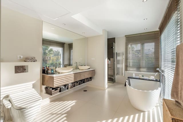 4 soveværelse Villa til salg i Nueva Andalucia, Marbella med swimmingpool garage - € 2.350.000 (Ref: 8410689)