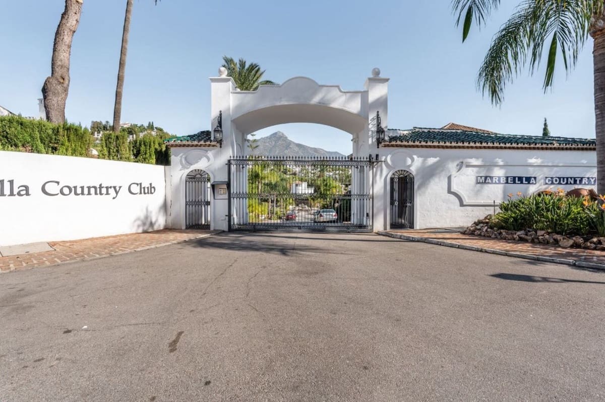 4 bedroom Villa for sale in Nueva Andalucia with pool garage - € 2,350,000 (Ref: 8410689)