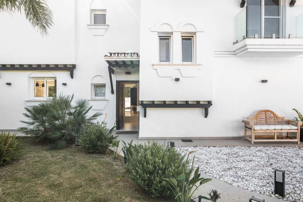 4 bedroom Villa for sale in Nueva Andalucia with pool garage - € 2,350,000 (Ref: 8410689)