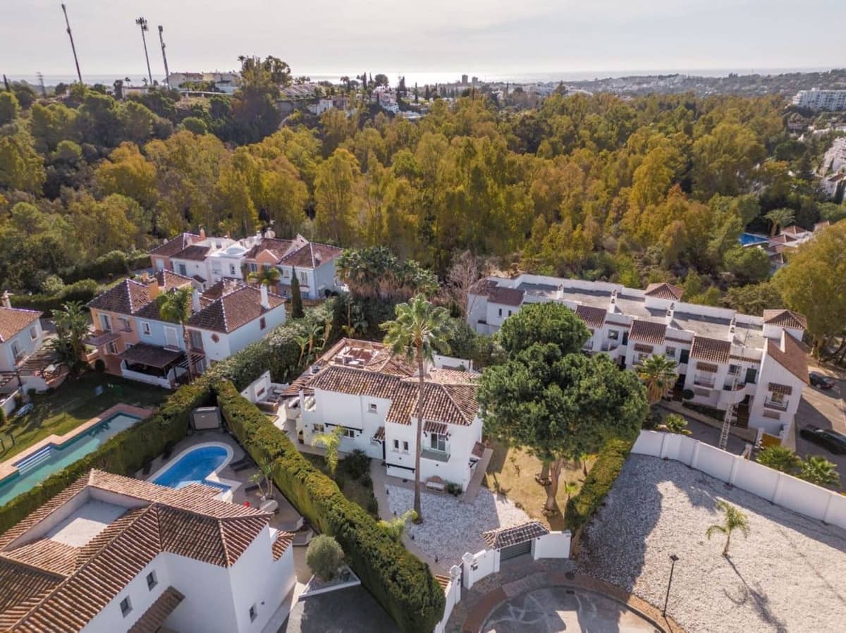 4 bedroom Villa for sale in Nueva Andalucia with pool garage - € 2,350,000 (Ref: 8410689)