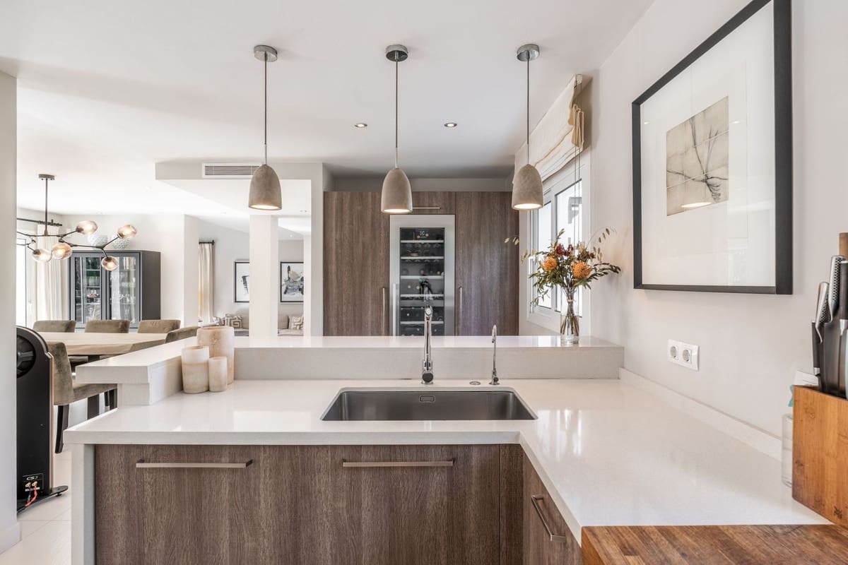 4 sypialnia Willa na sprzedaż w Nueva Andalucia z basenem garażem - 2 350 000 € (Ref: 8410689)