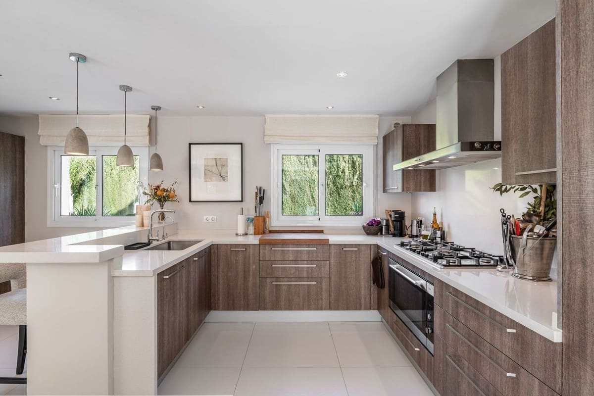 4 sypialnia Willa na sprzedaż w Nueva Andalucia z basenem garażem - 2 350 000 € (Ref: 8410689)