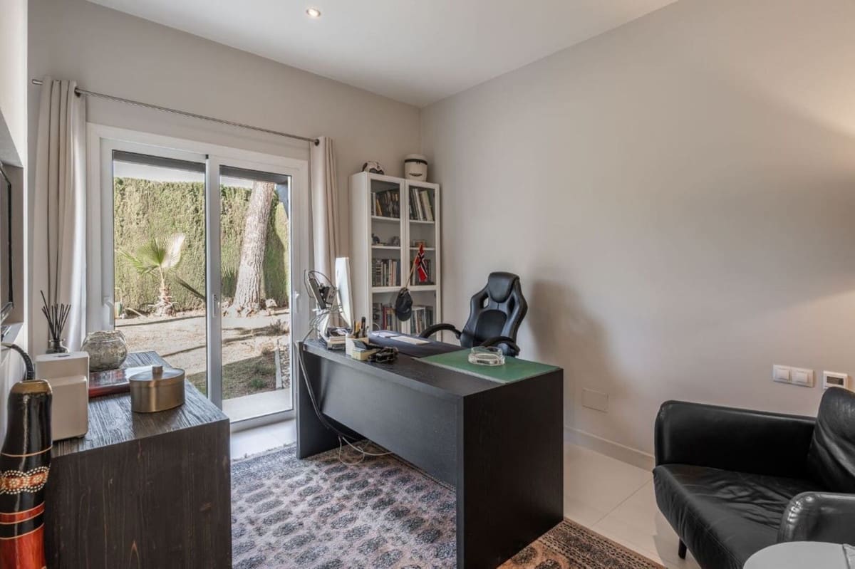 4 sypialnia Willa na sprzedaż w Nueva Andalucia z basenem garażem - 2 350 000 € (Ref: 8410689)