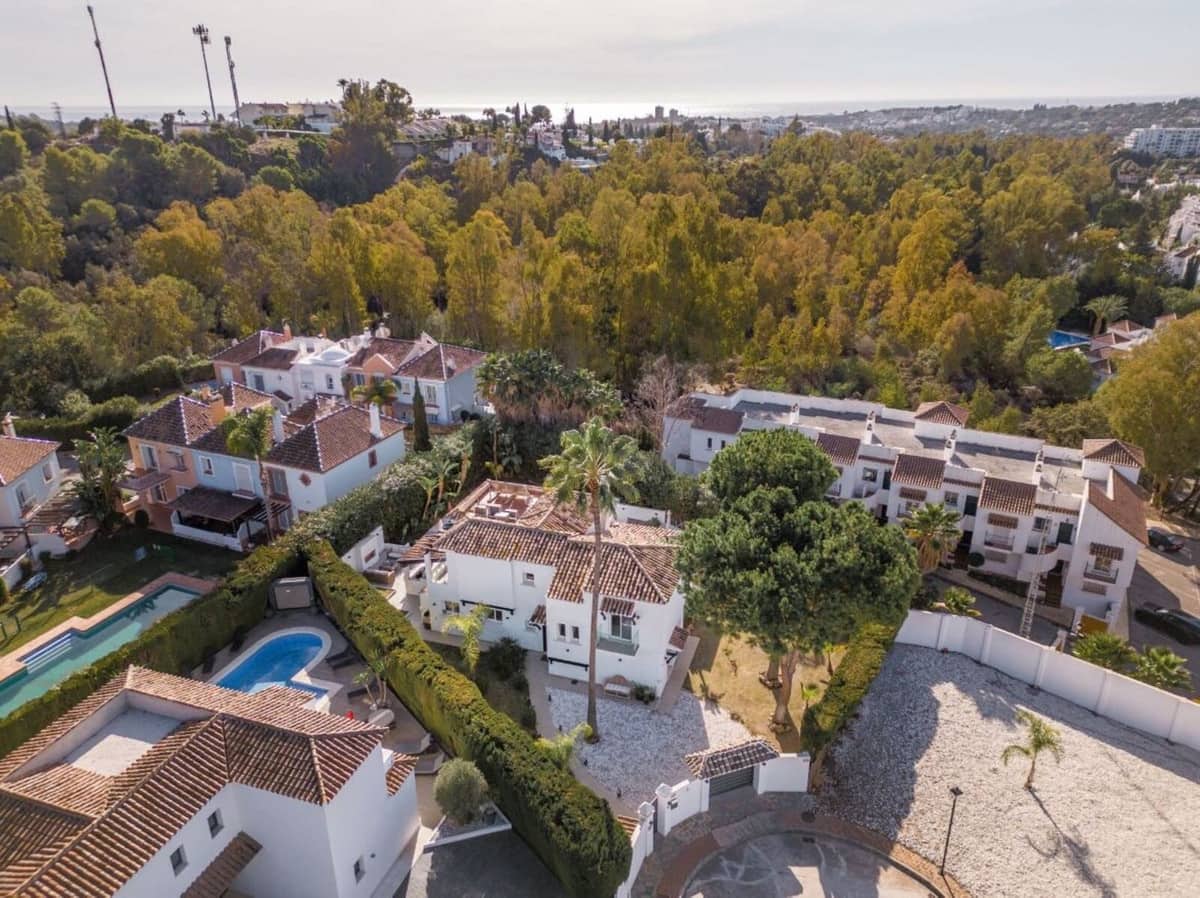 4 sovrum Villa till salu i Nueva Andalucia med pool garage - 2 350 000 € (Ref: 8410689)