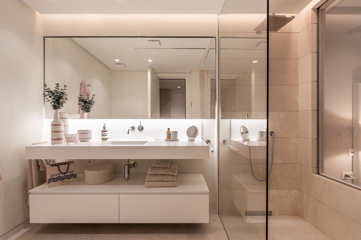 3 bedroom Apartment for sale in Marbella with pool - € 2,195,000 (Ref: 8416872)