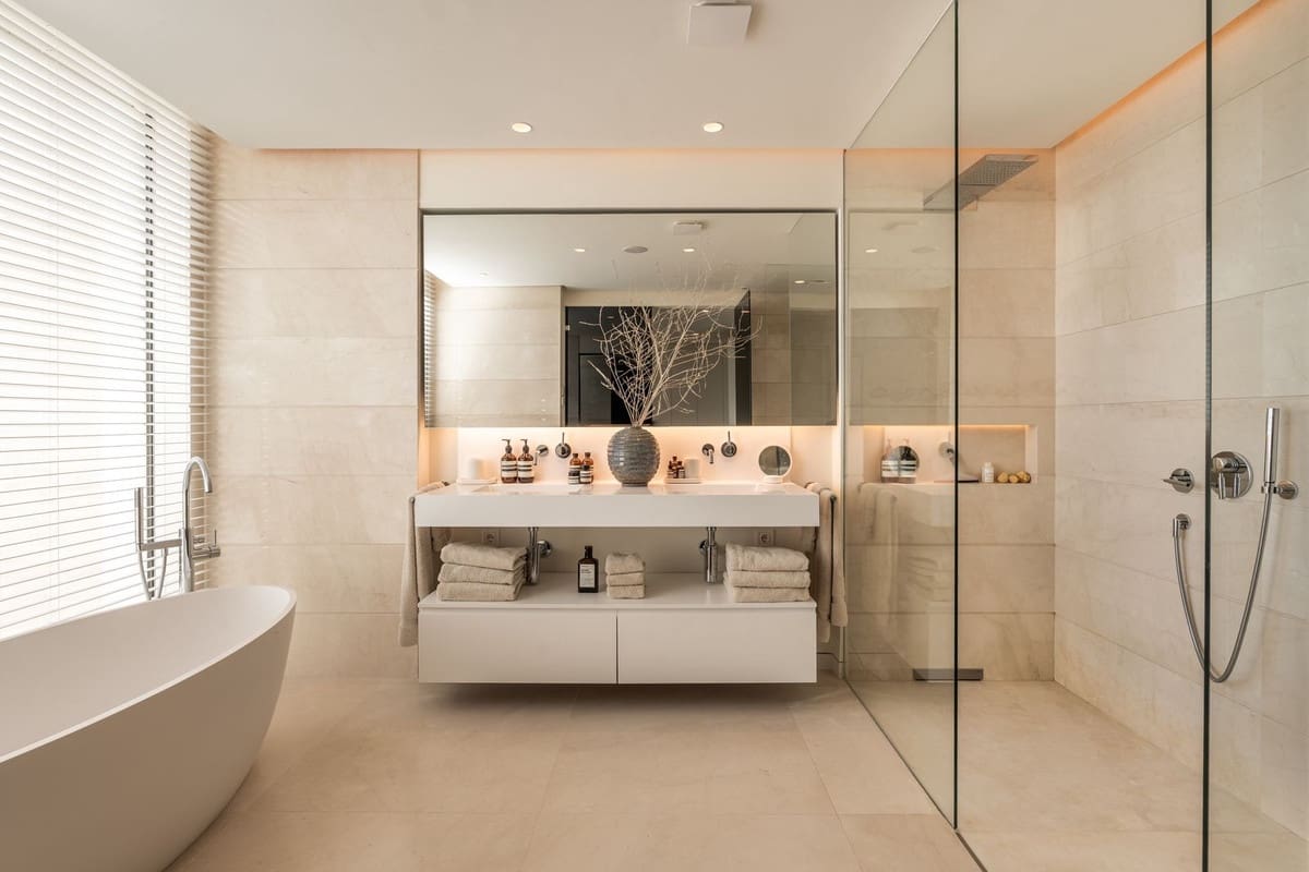 3 bedroom Apartment for sale in Marbella with pool - € 2,195,000 (Ref: 8416872)