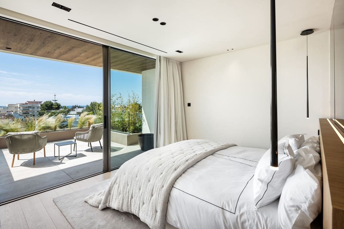 5 bedroom Villa for sale in Nueva Andalucia with pool garage - € 6,950,000 (Ref: 8418397)