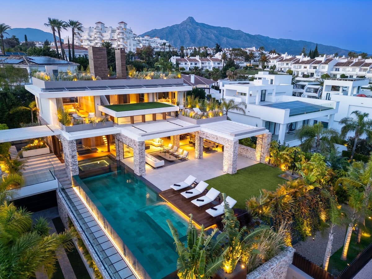 5 sypialnia Willa na sprzedaż w Nueva Andalucia z basenem garażem - 6 950 000 € (Ref: 8418397)
