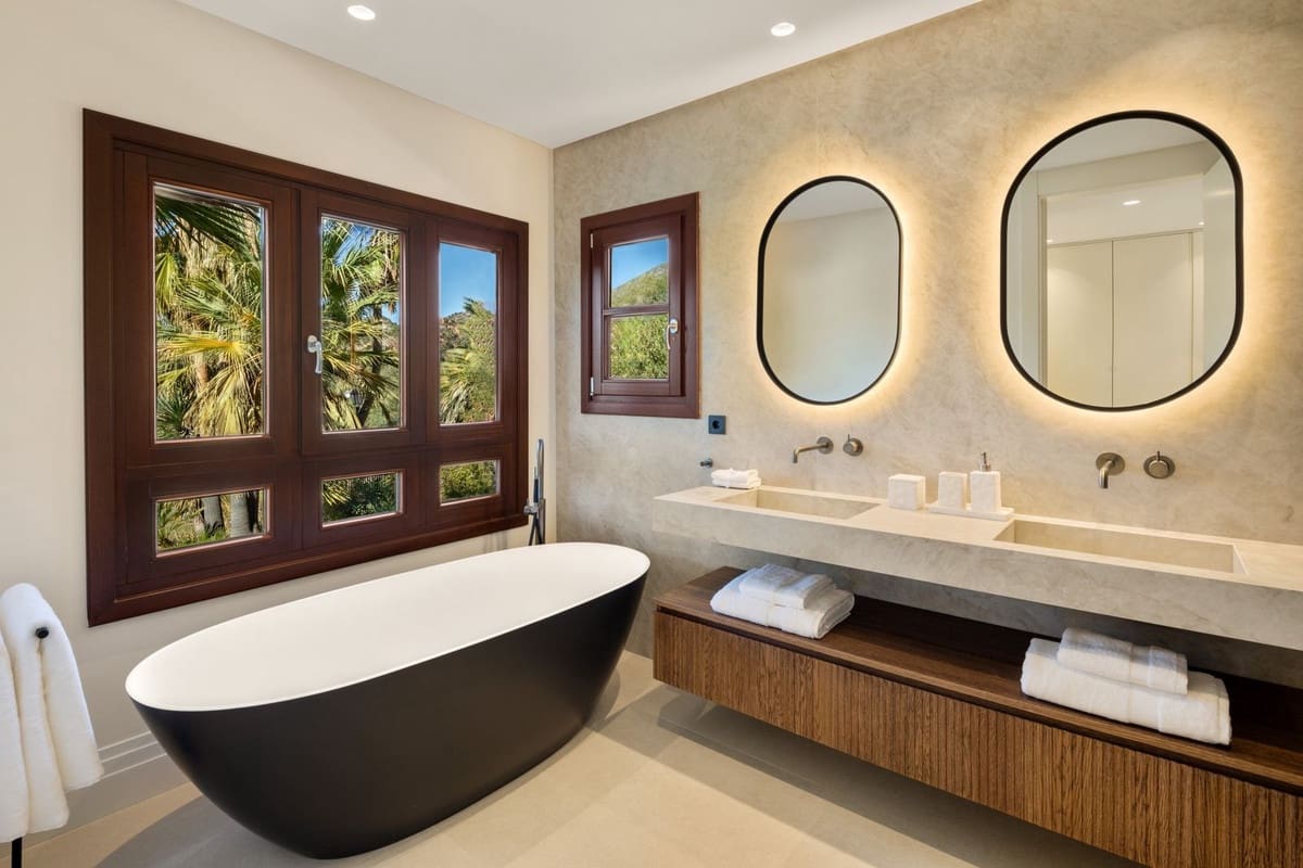 5 bedroom Villa for sale in Marbella with pool garage - € 2,600,000 (Ref: 8420380)